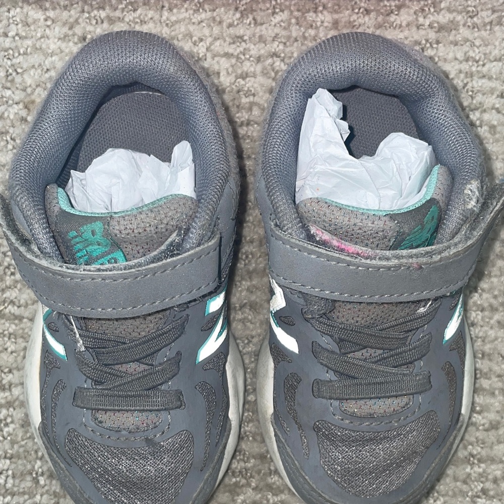 New Balance Kids' Gray Sneakers (wide & size 7) - Picture 2 of 11